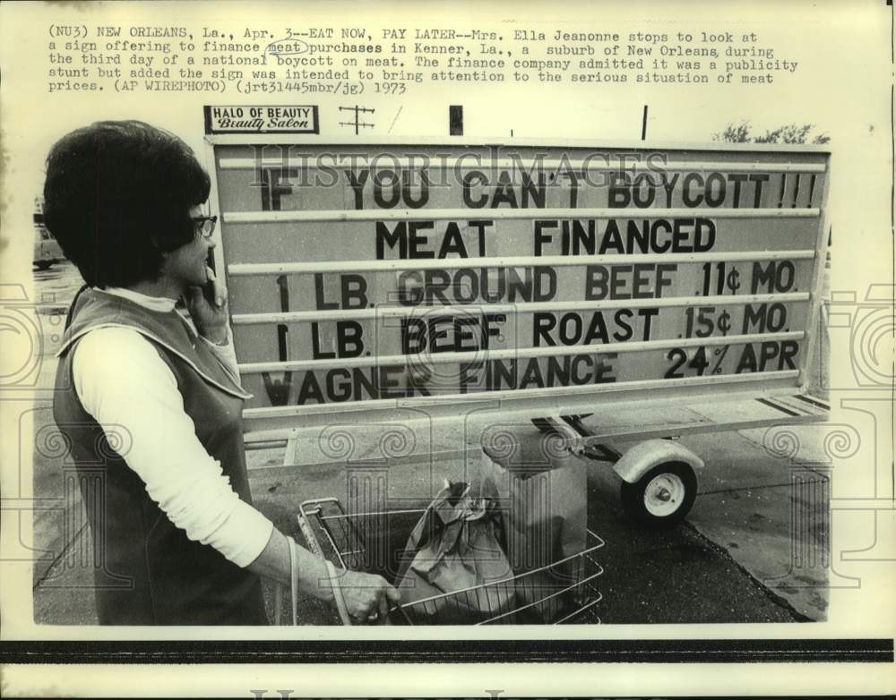 1973 Press Photo Ella Jeanonne studies meat purchase finance plan in Louisiana