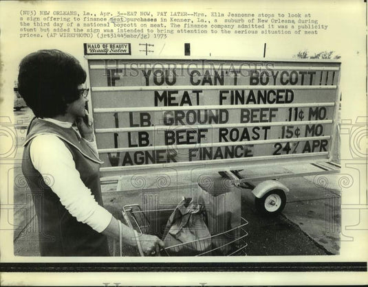 1973 Press Photo Ella Jeanonne studies meat purchase finance plan in Louisiana