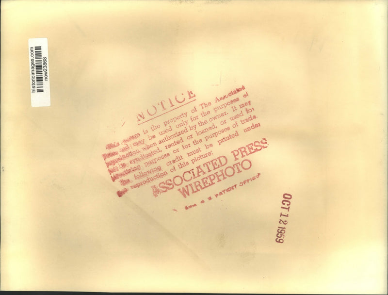 Load image into Gallery viewer, 1959 Press Photo Actress Julia Meade with family in their New York home
