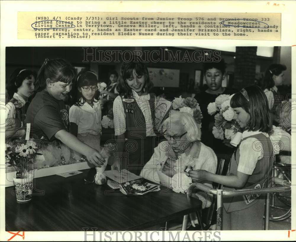 1968 Press Photo Girl Scout and Brownie troops visit residents of Meadowcrest