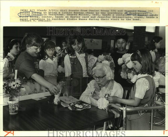 1968 Press Photo Girl Scout and Brownie troops visit residents of Meadowcrest