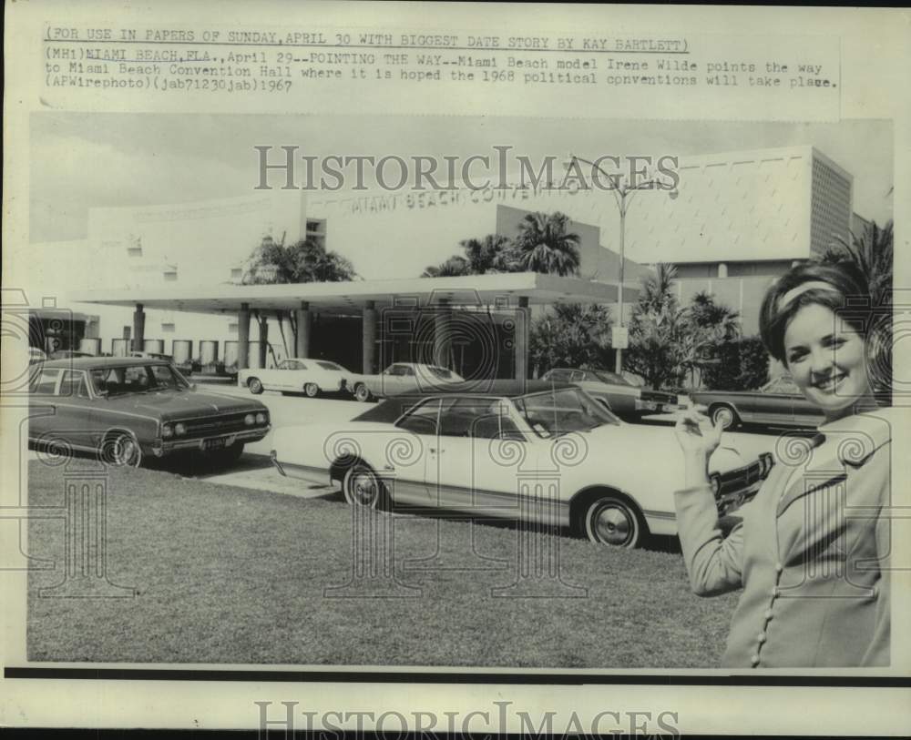 1967 Press Photo Miami model Irene Wilde points to Miami Beach Convention hall