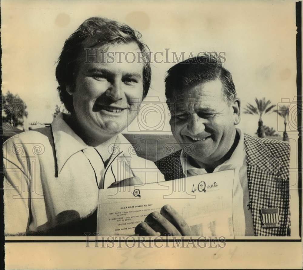 1973 Press Photo Golf-Allen MIller shows score card to PGA official Pete Sesso