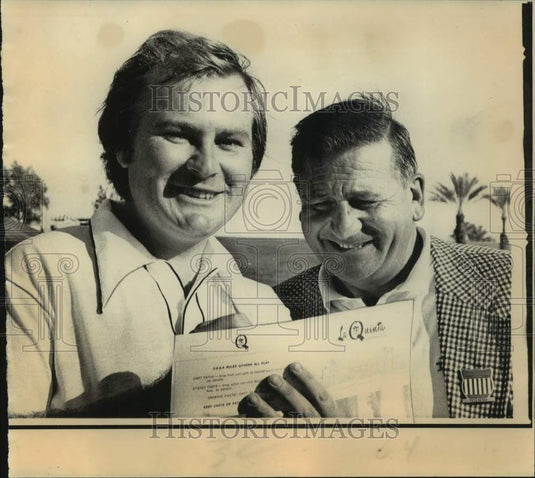 1973 Press Photo Golf-Allen MIller shows score card to PGA official Pete Sesso