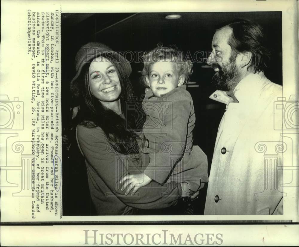 1973 Press Photo Actress Sarah Miles with son and husband arrive in London