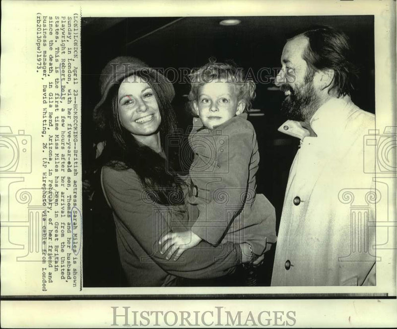 Load image into Gallery viewer, 1973 Press Photo Actress Sarah Miles with son and husband arrive in London
