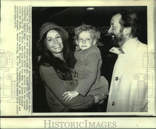 1973 Press Photo Actress Sarah Miles with son and husband arrive in London