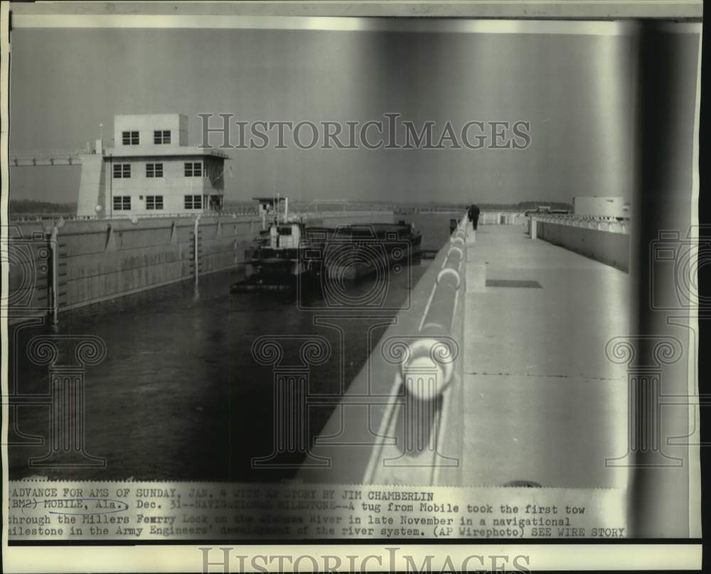 1969 Press Photo Tug pushes barge through Millers Ferry lock on Alabama River