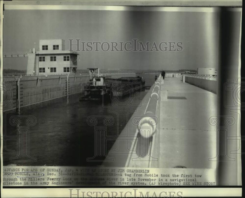 Load image into Gallery viewer, 1969 Press Photo Tug pushes barge through Millers Ferry lock on Alabama River
