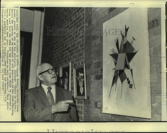 1972 Press Photo George Meany points to his "Doodle on Parade," abstract