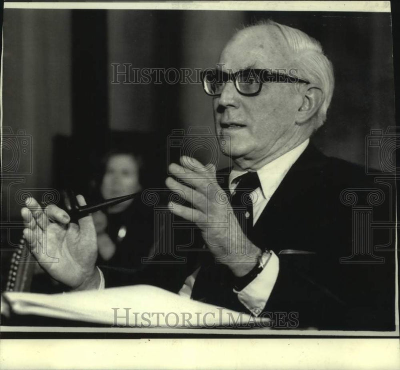 Load image into Gallery viewer, 1974 Press Photo Safeway Stores President W.S. Mitchell at Joint Economic hearin
