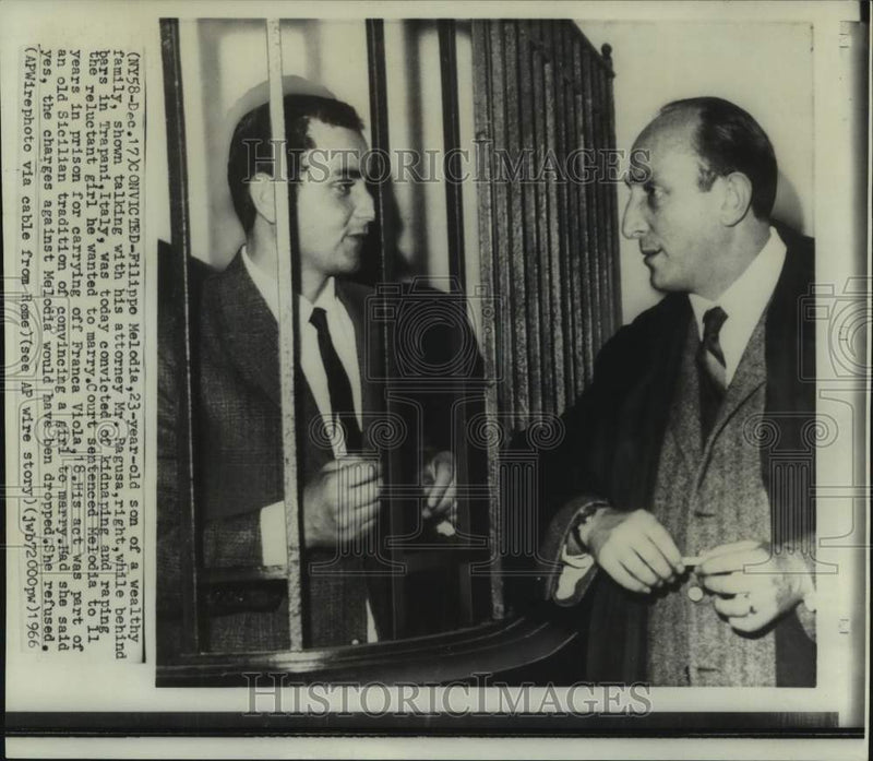 Load image into Gallery viewer, 1966 Press Photo Filippo Melodia talks with attorney Pagusa from Trapani jail

