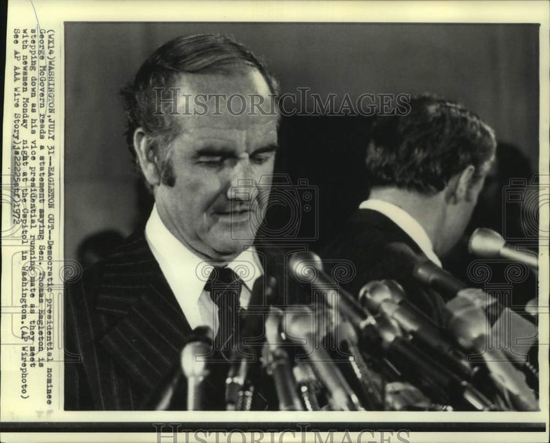 Load image into Gallery viewer, 1972 Press Photo Senators George McGovern and Eagleton with newsmen at Capitol
