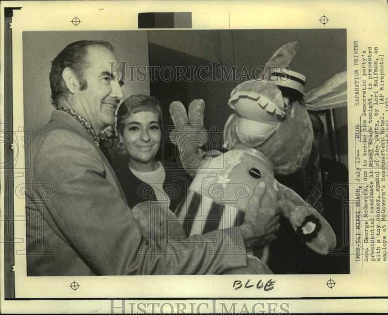 Load image into Gallery viewer, 1972 Press Photo Lori Ralfman presents toy donkey to Senator McGovern in FL
