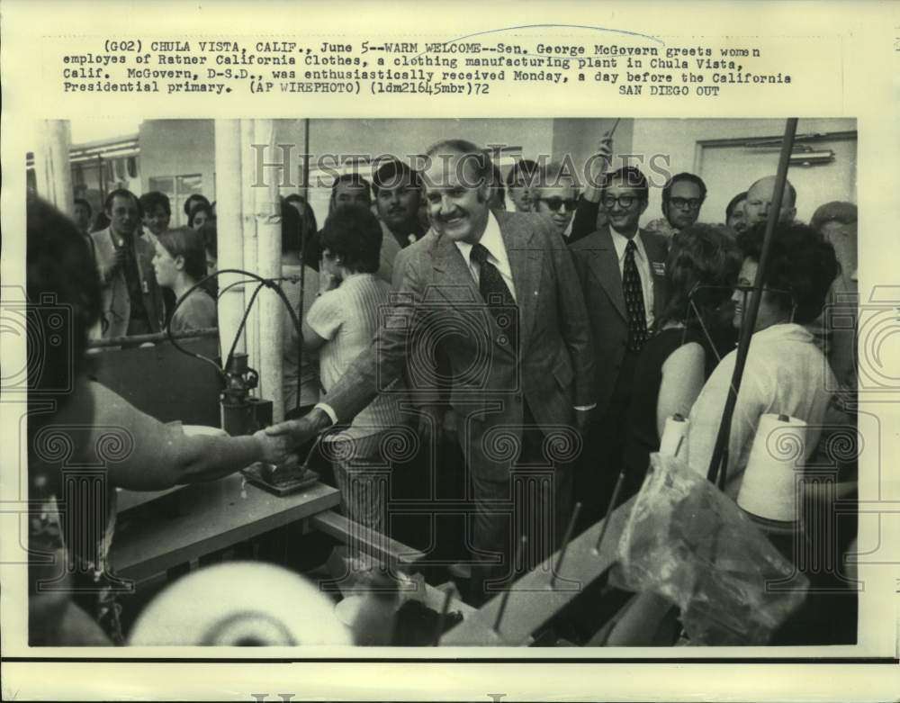 1972 Press Photo Senator McGovern greets Ratner California Clothes employees