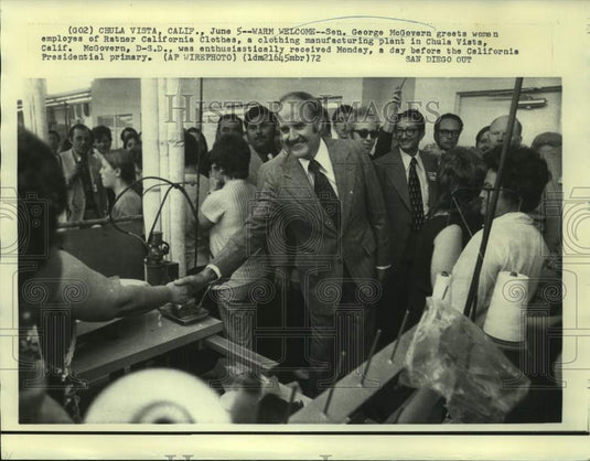 1972 Press Photo Senator McGovern greets Ratner California Clothes employees