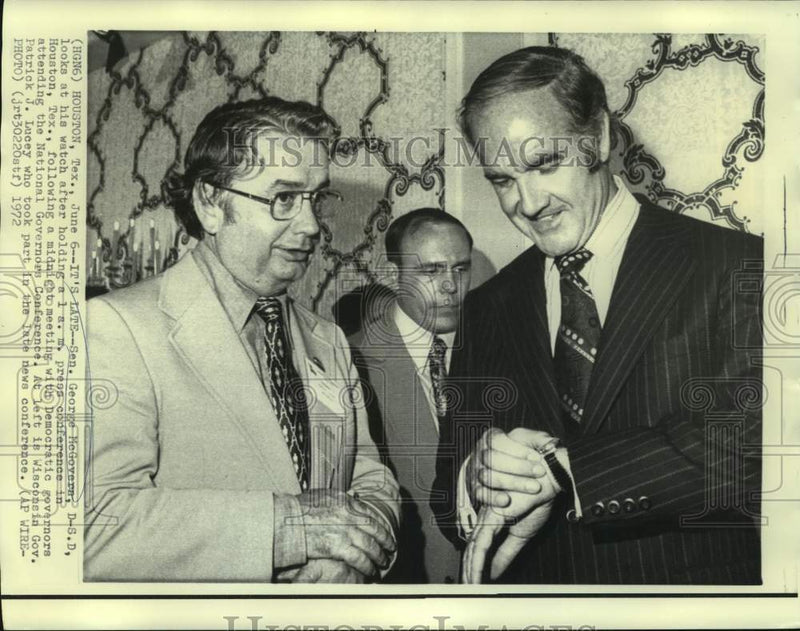 Load image into Gallery viewer, 1972 Press Photo Senator McGovern and Governor Lucey at 1 a.m. news conference
