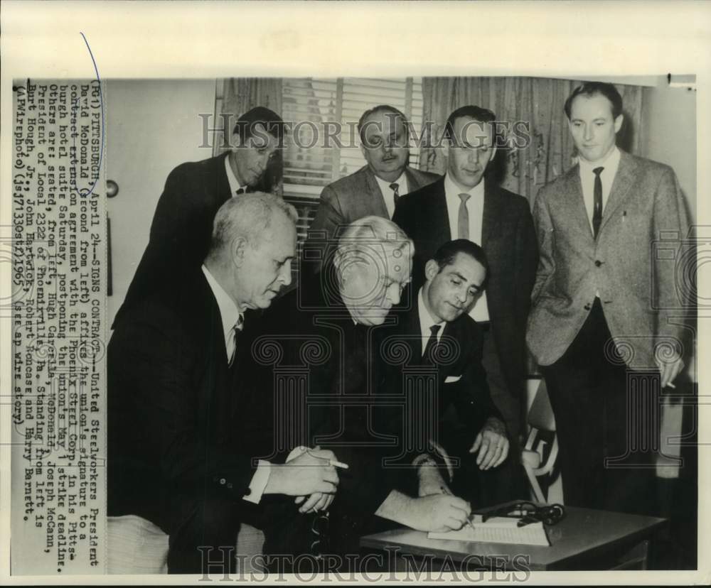 1965 Press Photo USW President McDonald and labor and industry officials in PA