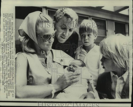 1968 Press Photo Actor Cameron Mitchell with infant daughter and wife and sons