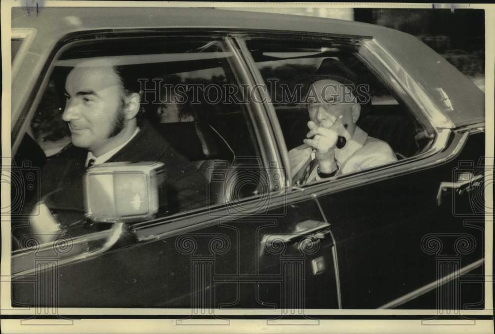 1974 Press Photo John Mitchell points from car outside New York federal court