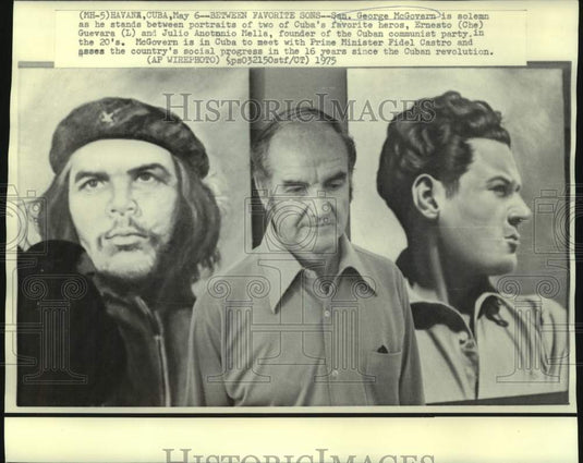 1975 Press Photo Senator George McGovern between Cuba's favorite sons in Havana