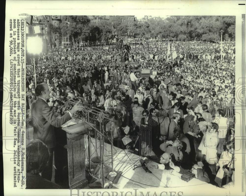 Load image into Gallery viewer, 1969 Press Photo Senator McGovern addresses crowd of 90,000 in Boston Common
