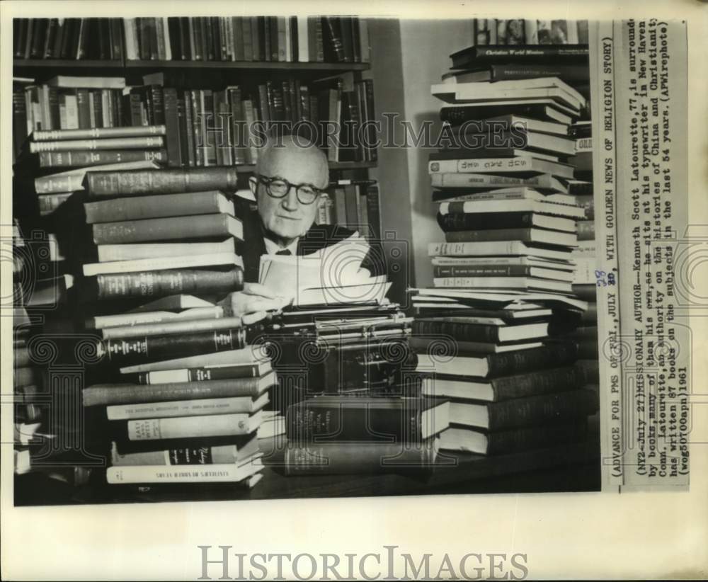 1961 Press Photo Missionary author Kenneth Lateurette surrounded by books in CT