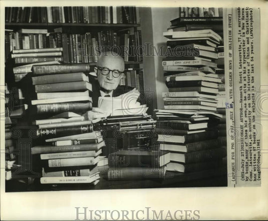 1961 Press Photo Missionary author Kenneth Lateurette surrounded by books in CT