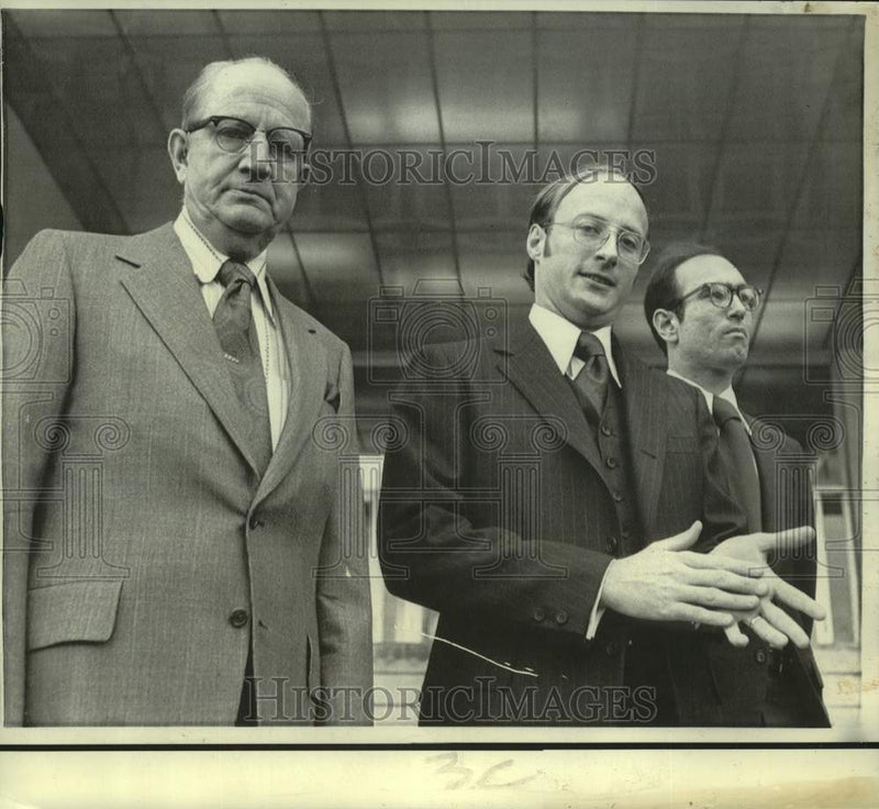 Load image into Gallery viewer, 1972 Press Photo George Latimer and military attorneys for Lt. Calley in VA
