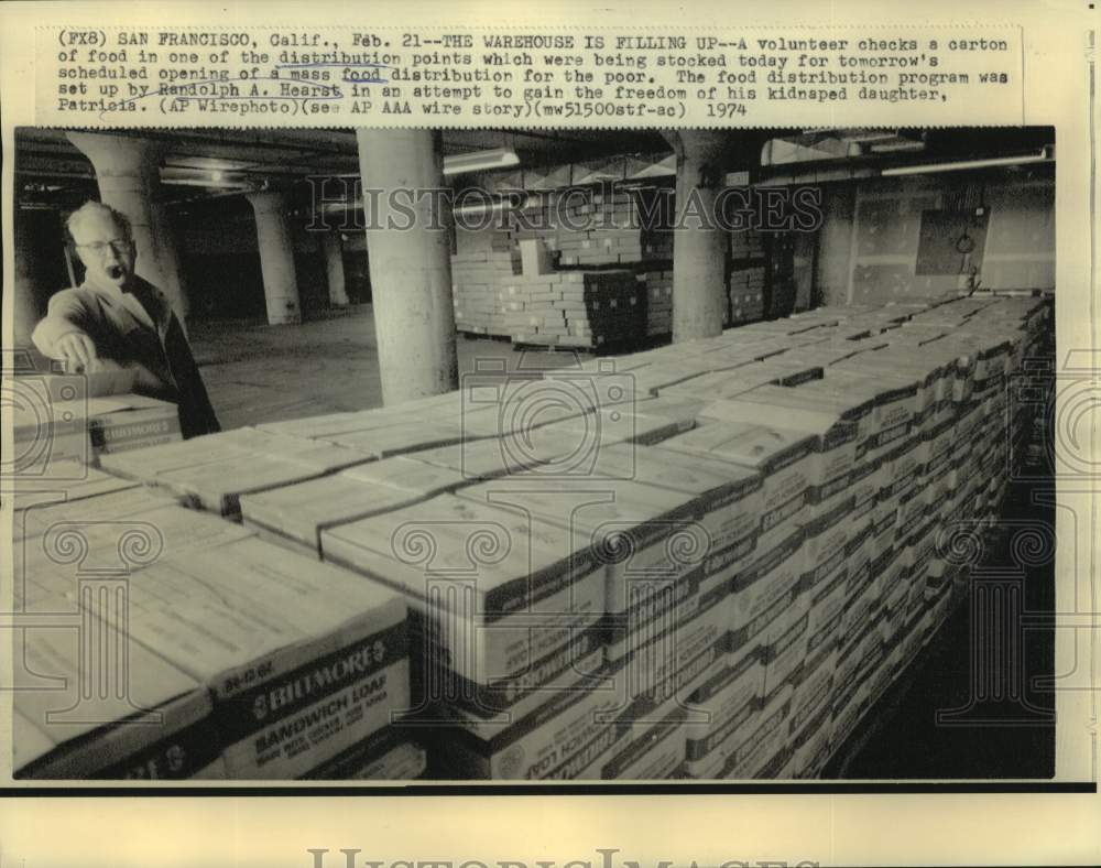 1974 Press Photo Warehouse of food for Patty Hearst&#39;s freedom checked by man