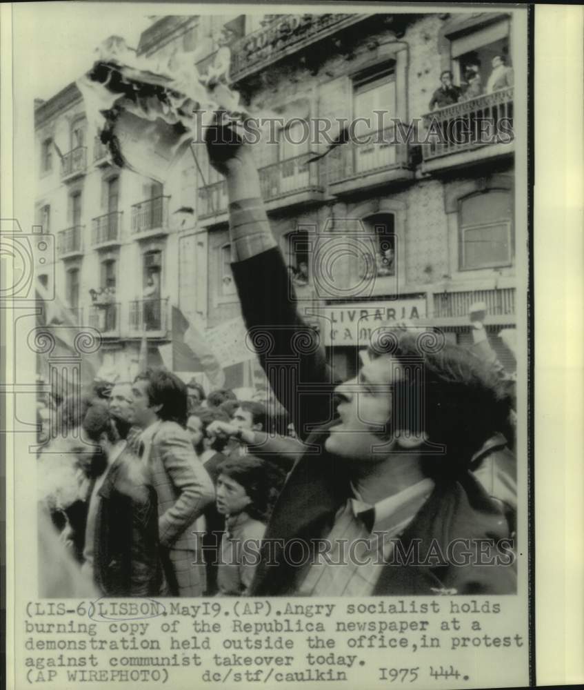 1975 Press Photo Demonstrating Lisbon socialist hold copy of burning newspaper