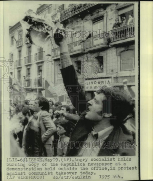 1975 Press Photo Demonstrating Lisbon socialist hold copy of burning newspaper