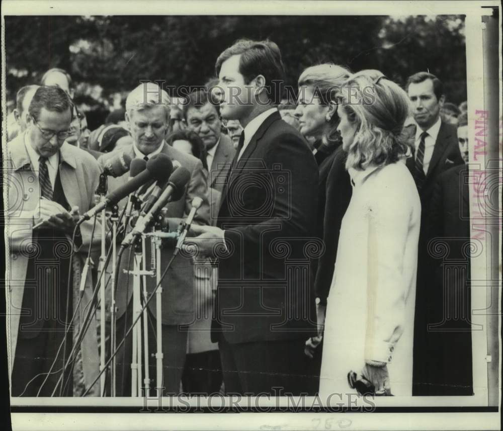 1968 Press Photo Senator Edward Kennedy shown with his two sisters in MA