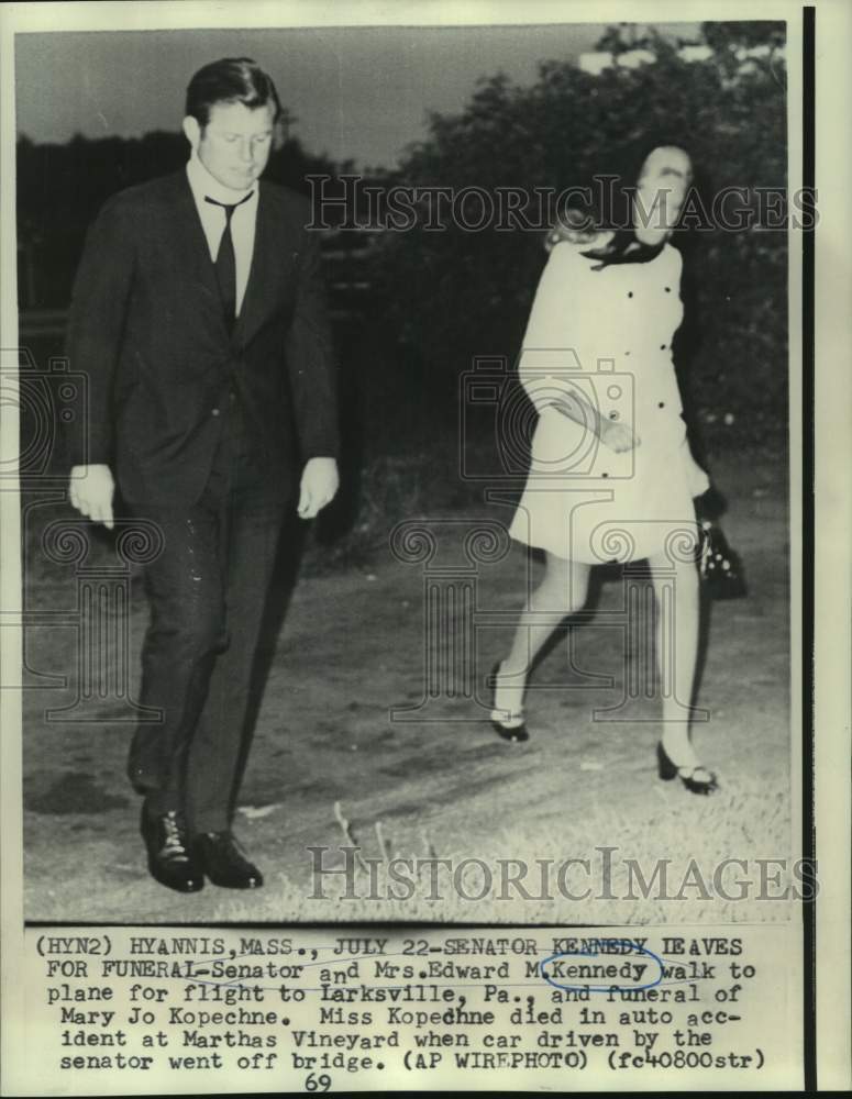 Load image into Gallery viewer, 1969 Press Photo Senator and Mrs. Edward Kennedy walk to plane to Pennsylvania
