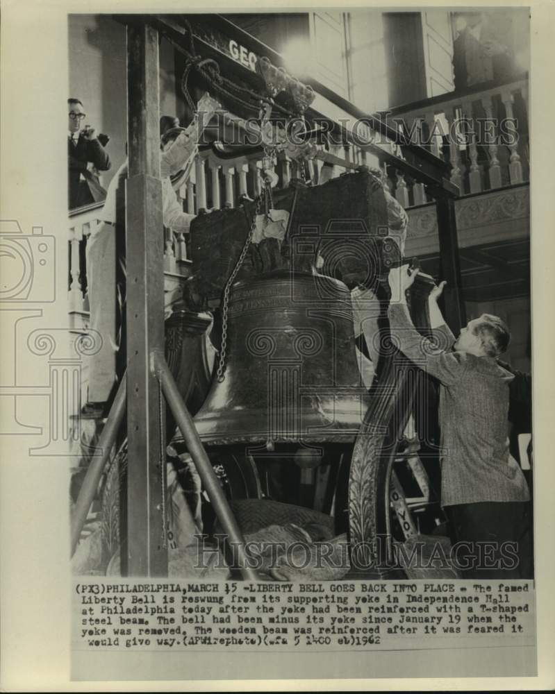 1962 Press Photo Liberty Bell reswung with reinforced T-shaped steel beam.