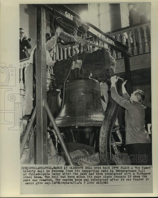 1962 Press Photo Liberty Bell reswung with reinforced T-shaped steel beam.
