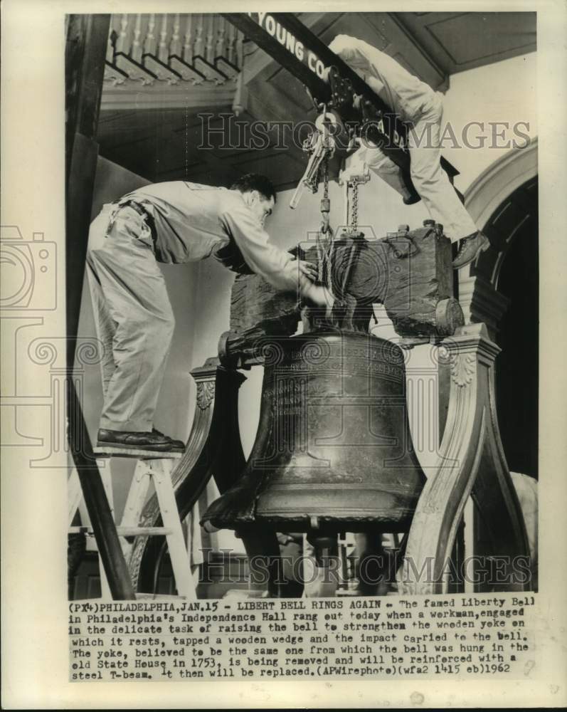 Load image into Gallery viewer, 1962 Press Photo Liberty Bell rang out as workmen tapped wooden wedge
