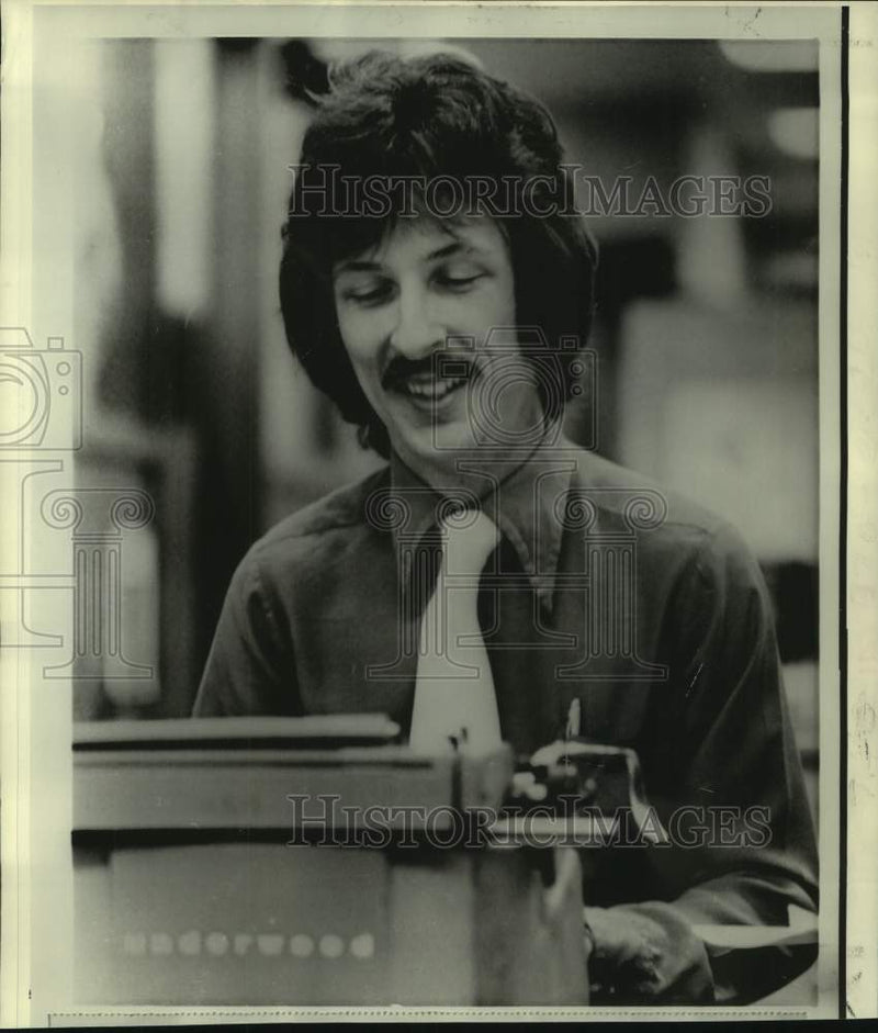 Load image into Gallery viewer, 1971 Press Photo Kirby Lewellen looks for stenographer job in Honolulu
