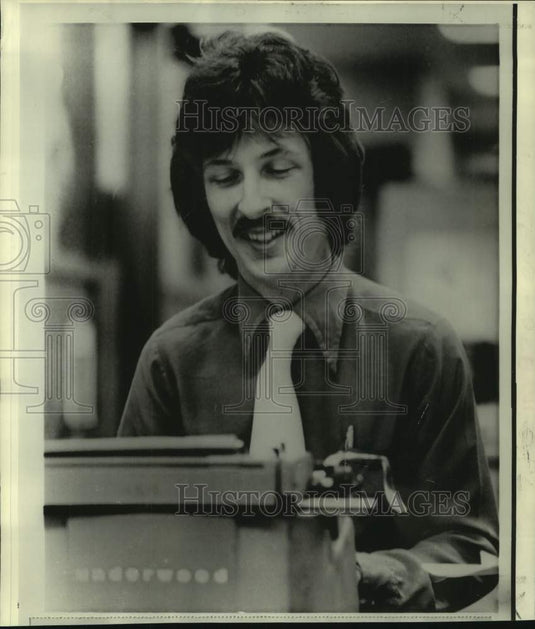 1971 Press Photo Kirby Lewellen looks for stenographer job in Honolulu