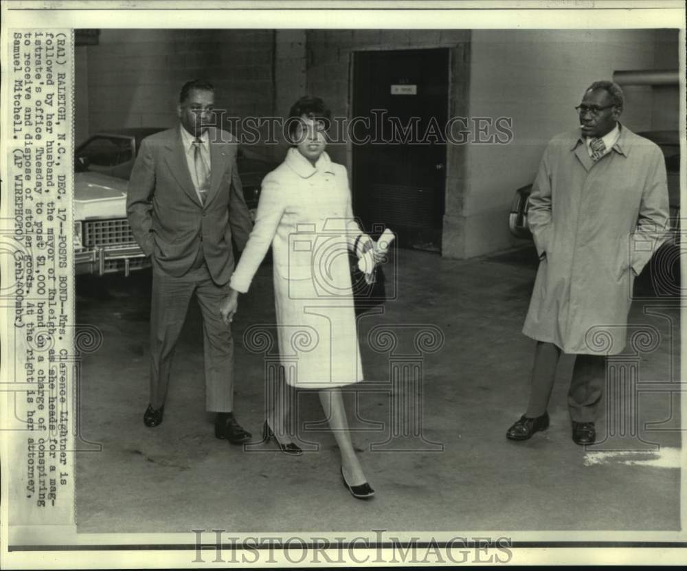 1974 Press Photo Mrs. Clarence Lightner with husband and attorney posts bond