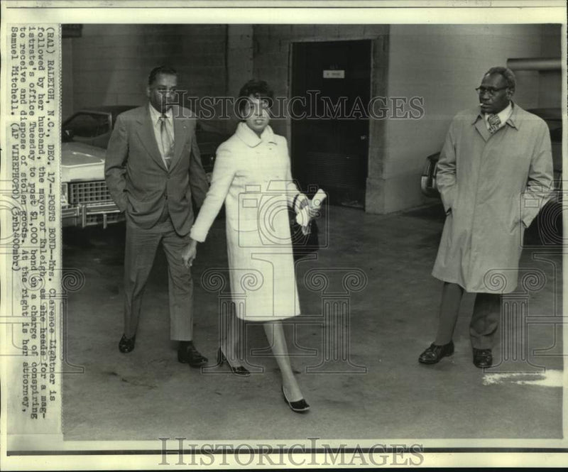 Load image into Gallery viewer, 1974 Press Photo Mrs. Clarence Lightner with husband and attorney posts bond
