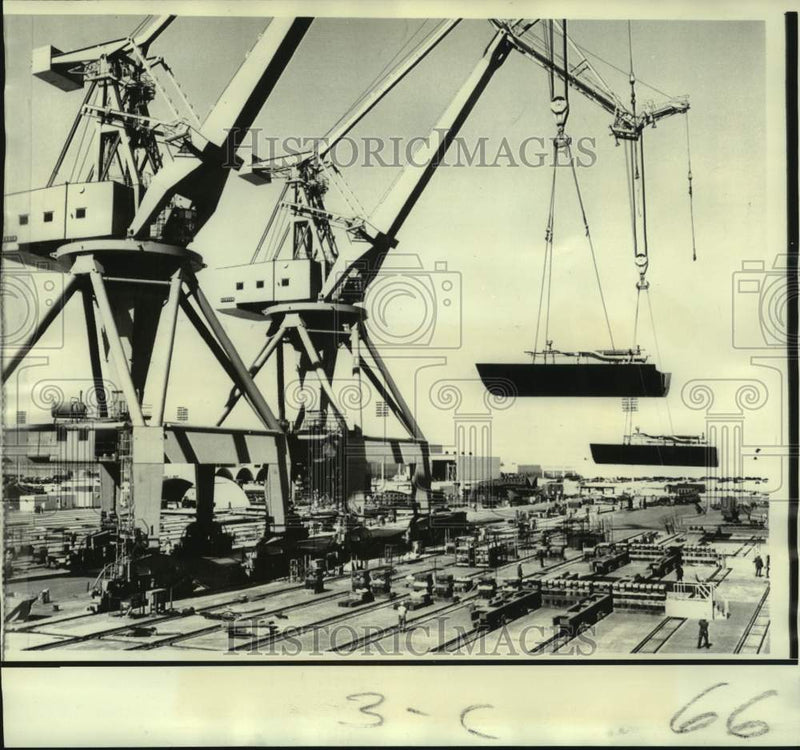 Load image into Gallery viewer, 1971 Press Photo Container ship keels laid simultaneously at Litton Ship System
