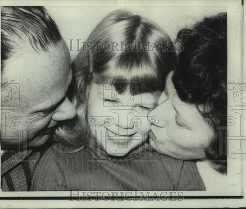 Load image into Gallery viewer, 1967 Press Photo Mr. and Mrs. Michael Liuni with adopted Beth at NY home.
