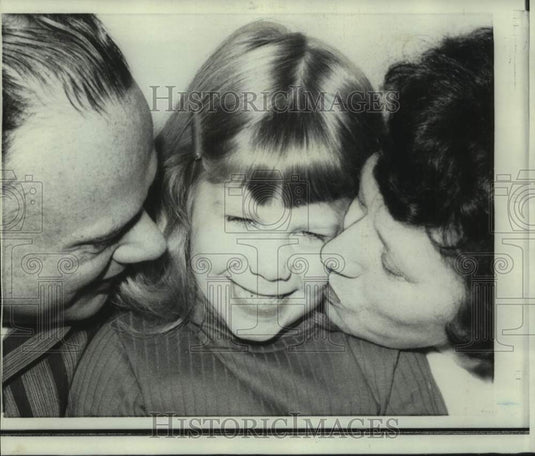 1967 Press Photo Mr. and Mrs. Michael Liuni with adopted Beth at NY home.