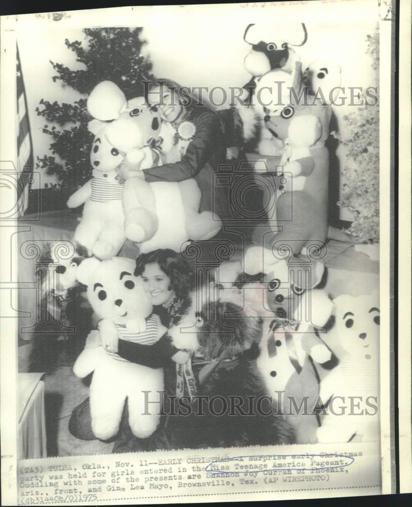 1975 Press Photo Miss Teenage America contestants cuddle with Christmas gifts.