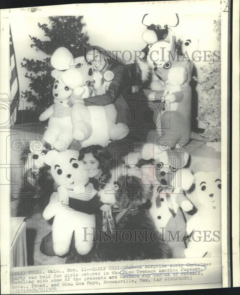 Load image into Gallery viewer, 1975 Press Photo Miss Teenage America contestants cuddle with Christmas gifts.

