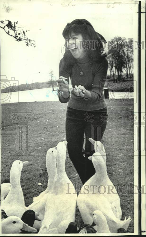 Load image into Gallery viewer, 1971 Press Photo Apollo 14 astronaut Edgar Mitchell's wife feeds ducks in park
