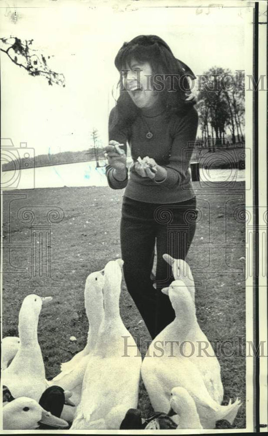 1971 Press Photo Apollo 14 astronaut Edgar Mitchell's wife feeds ducks in park