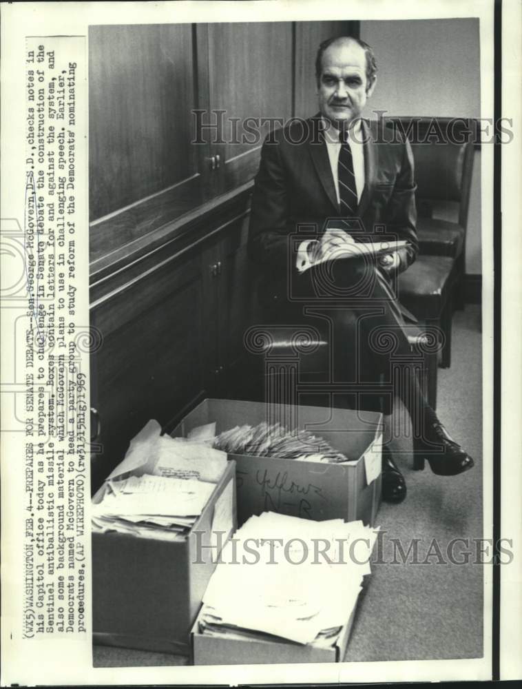 1969 Press Photo Senator George McGovern amidst Senate debate information