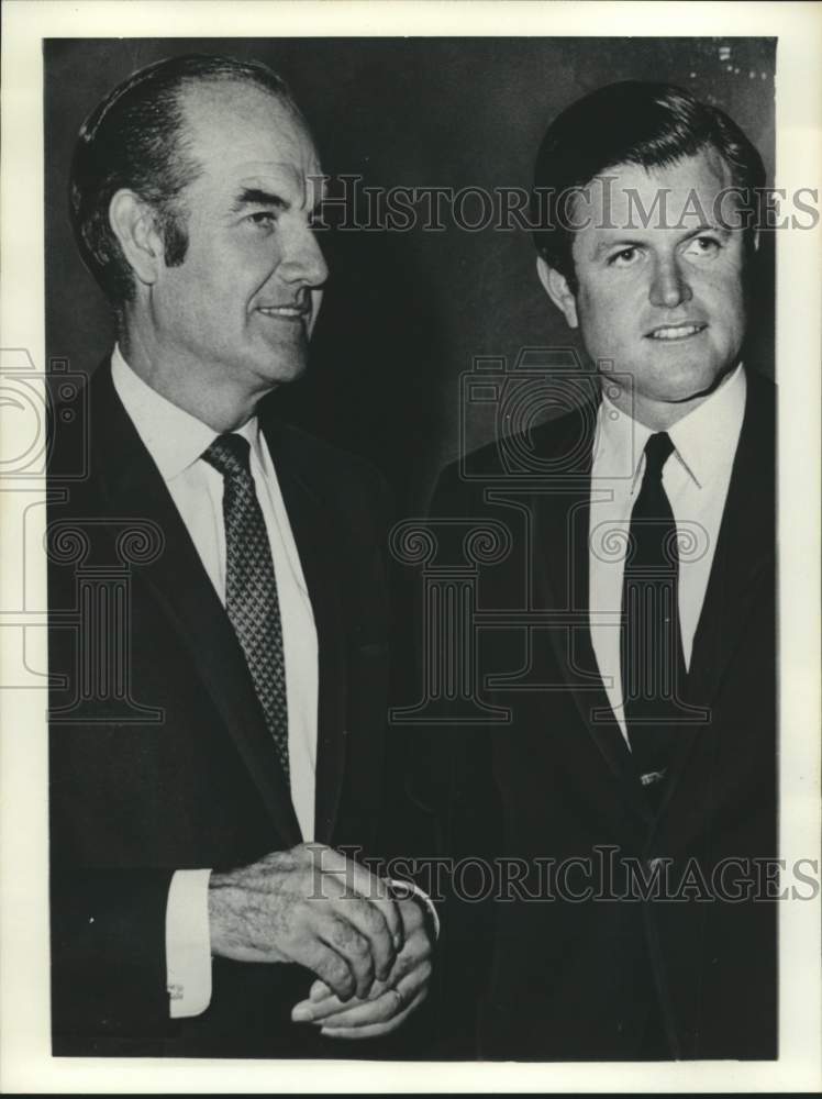 Load image into Gallery viewer, 1972 Press Photo Senators George McGovern and Edward Kennedy chatting

